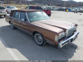  Salvage Lincoln Towncar