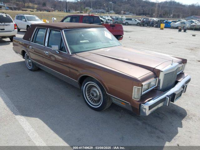  Salvage Lincoln Towncar
