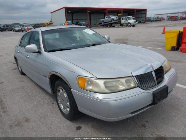 Salvage Lincoln Towncar