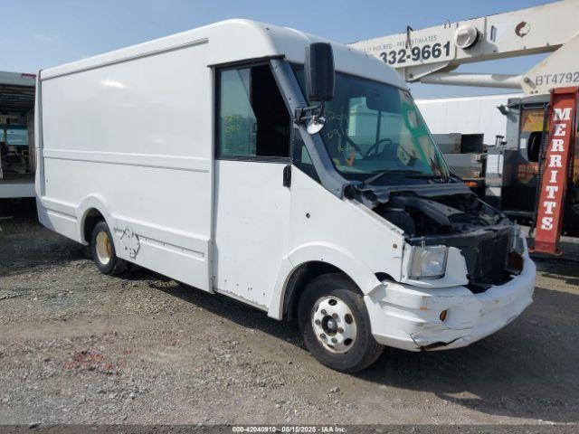  Salvage Isuzu Commercial Van