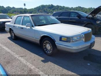  Salvage Lincoln Towncar