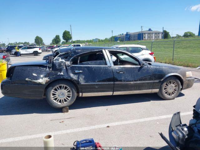  Salvage Lincoln Towncar