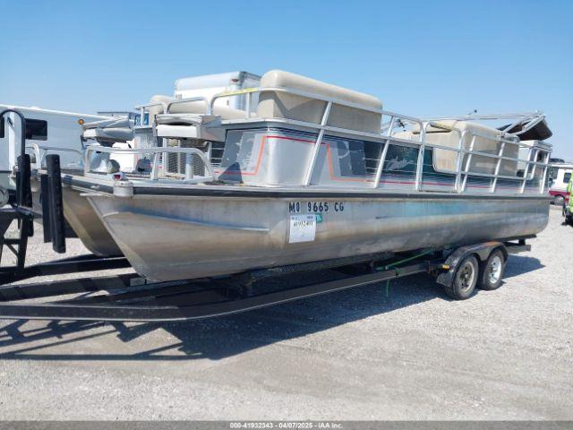  Salvage Lowe 24  Pontoon And Trailer