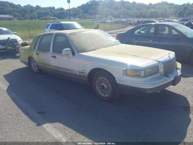  Salvage Lincoln Towncar