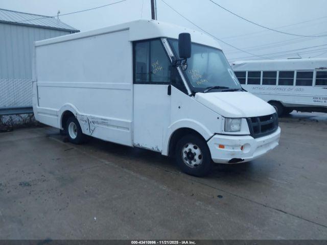  Salvage Isuzu Commercial Van