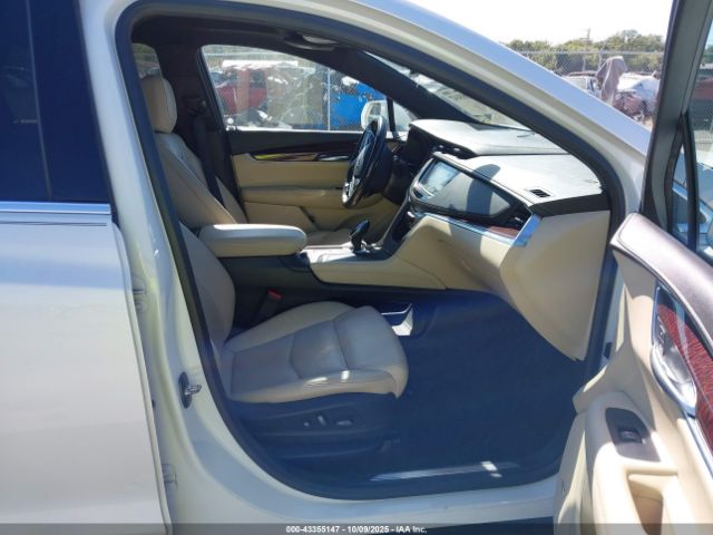 Cadillac XT5 Luxury Image 2