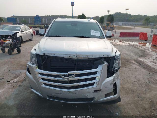 Cadillac Escalade Luxury Image 12