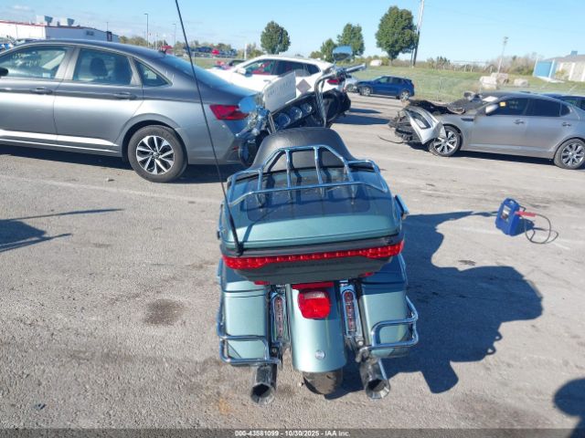 Harley-Davidson Flhtk Image 11