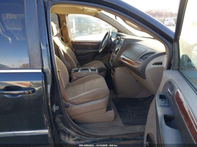 Chrysler Town & Country Touring Image 6