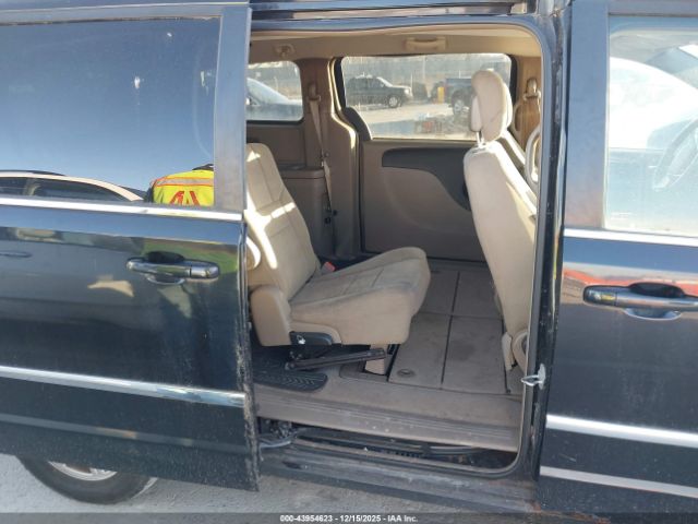 Chrysler Town & Country Touring Image 9