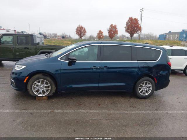 Chrysler Pacifica Select Image 18