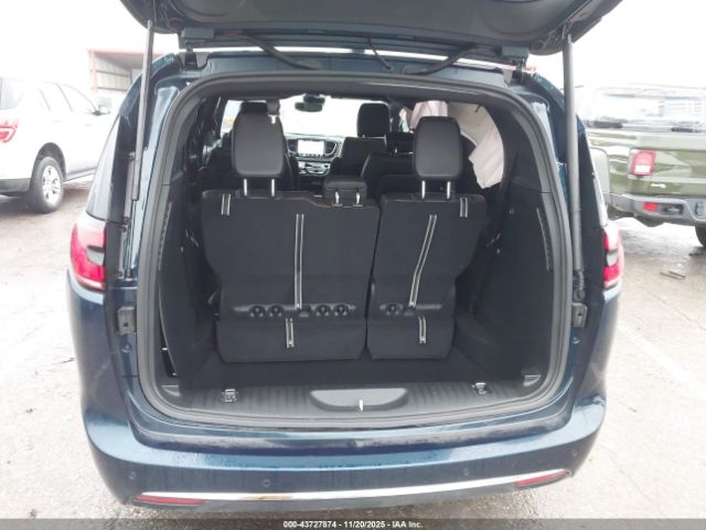 Chrysler Pacifica Select Image 16