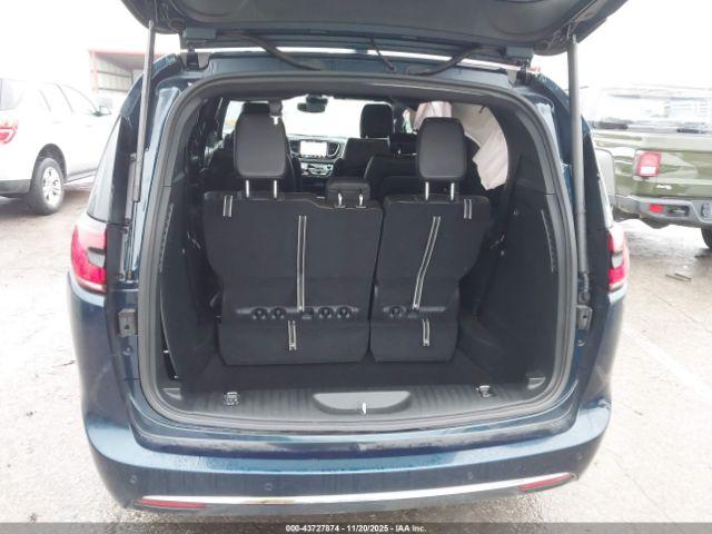 Chrysler Pacifica Select Image 16