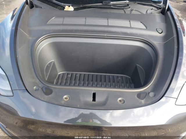 Tesla Model Y Long Range Dual Motor All-wheel Drive Image 8