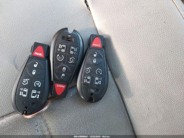 Chrysler Town & Country Touring Image 8