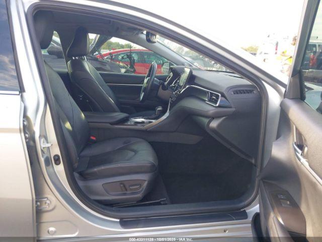 Toyota Camry Xle Hybrid Image 12