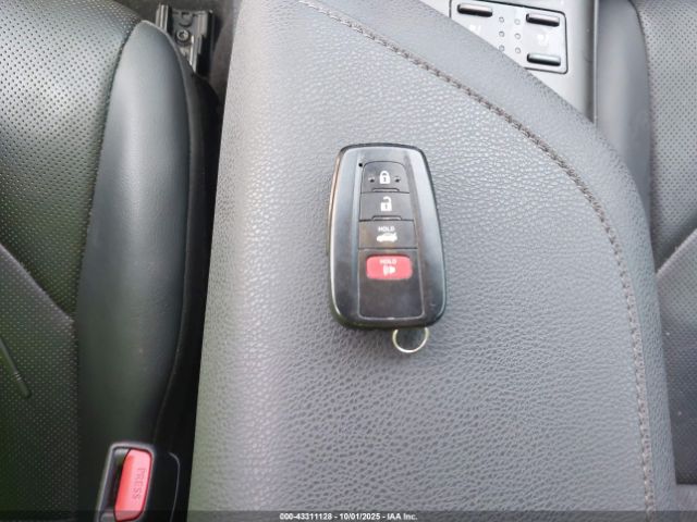 Toyota Camry Xle Hybrid Image 9