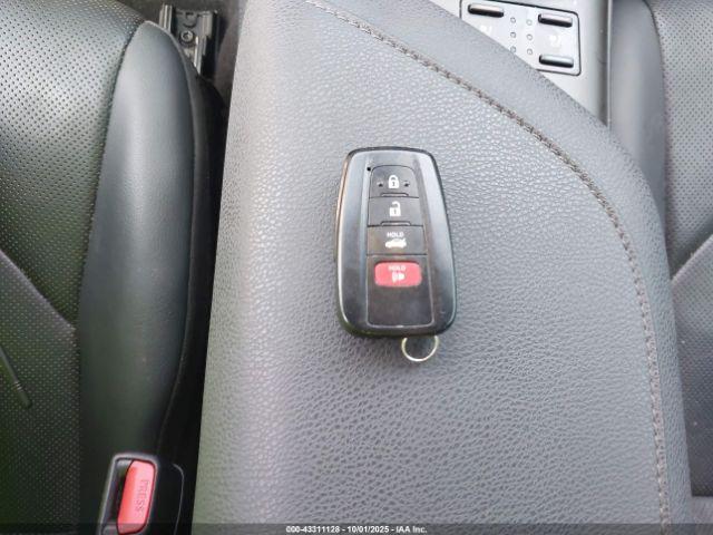 Toyota Camry Xle Hybrid Image 9