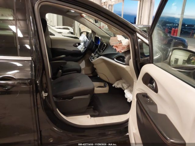 Chrysler Pacifica Touring Image 2