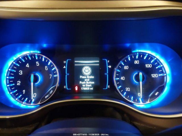 Chrysler Pacifica Touring Image 3