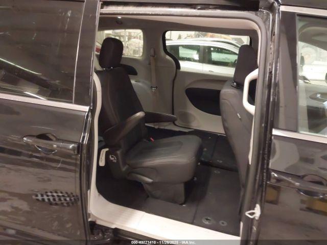 Chrysler Pacifica Touring Image 6