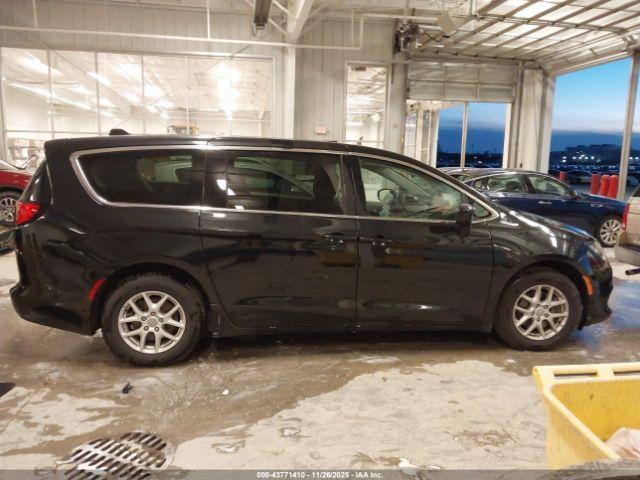 Chrysler Pacifica Touring Image 15