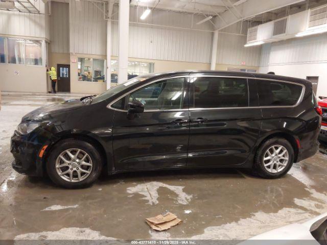 Chrysler Pacifica Touring Image 14