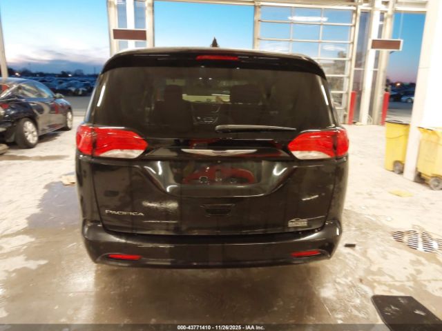 Chrysler Pacifica Touring Image 13