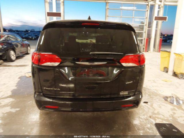 Chrysler Pacifica Touring Image 13