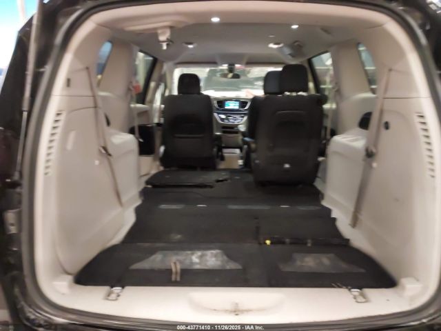 Chrysler Pacifica Touring Image 11