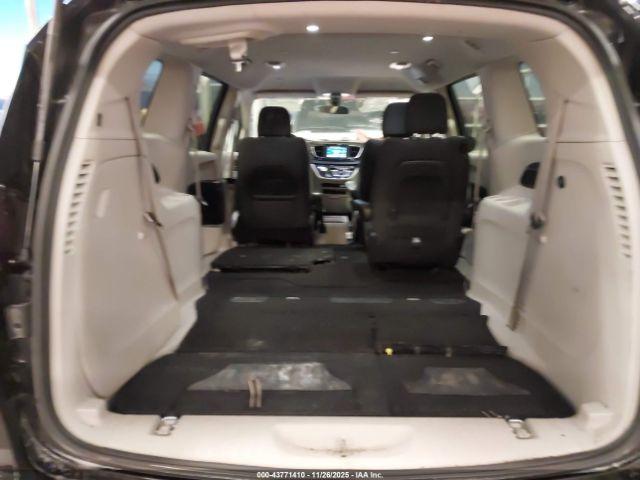 Chrysler Pacifica Touring Image 11