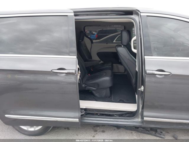 Chrysler Pacifica Touring L Plus Image 14