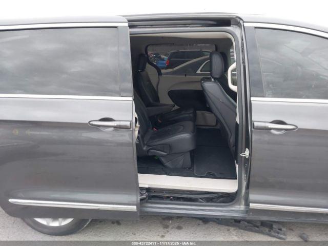 Chrysler Pacifica Touring L Plus Image 14