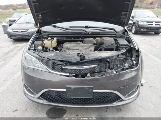 Chrysler Pacifica Touring L Plus Image 8