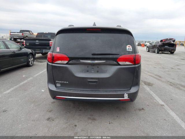 Chrysler Pacifica Touring L Plus Image 9