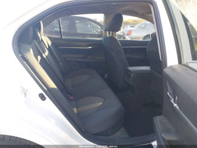 Toyota Camry Le Hybrid Image 8