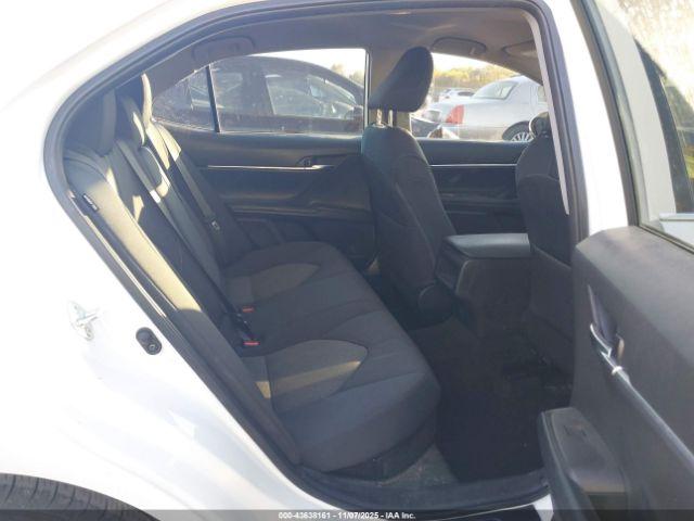 Toyota Camry Le Hybrid Image 8