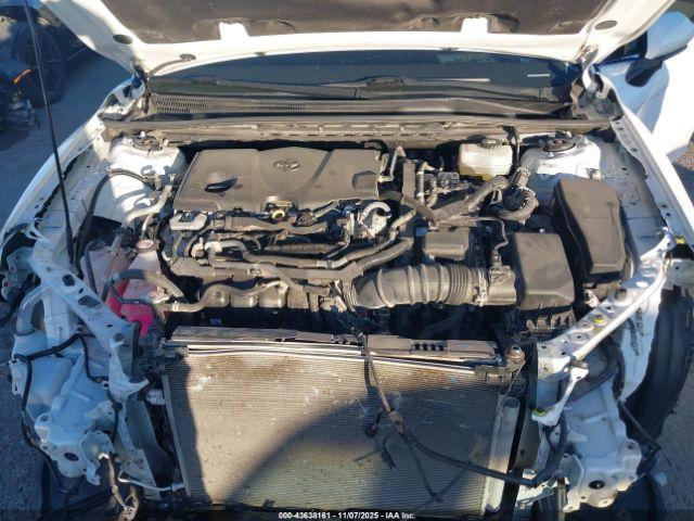 Toyota Camry Le Hybrid Image 14