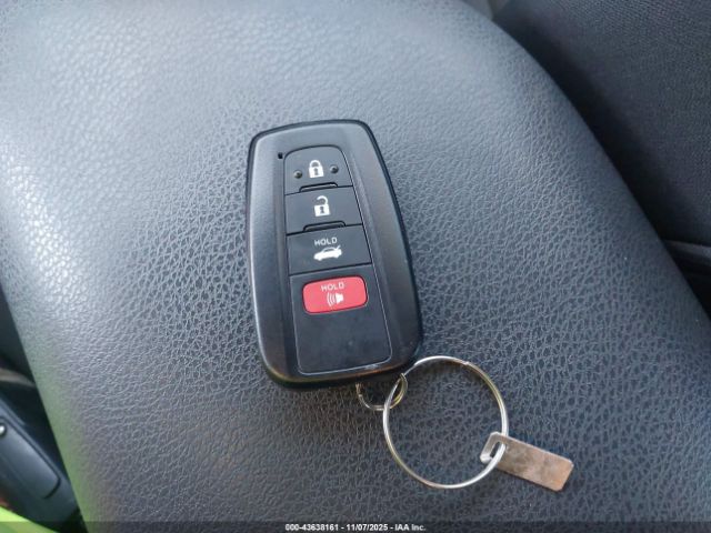 Toyota Camry Le Hybrid Image 12