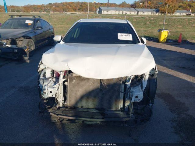 Toyota Camry Le Hybrid Image 13