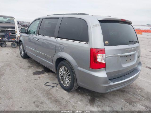 Chrysler Town & Country Touring-l Image 4
