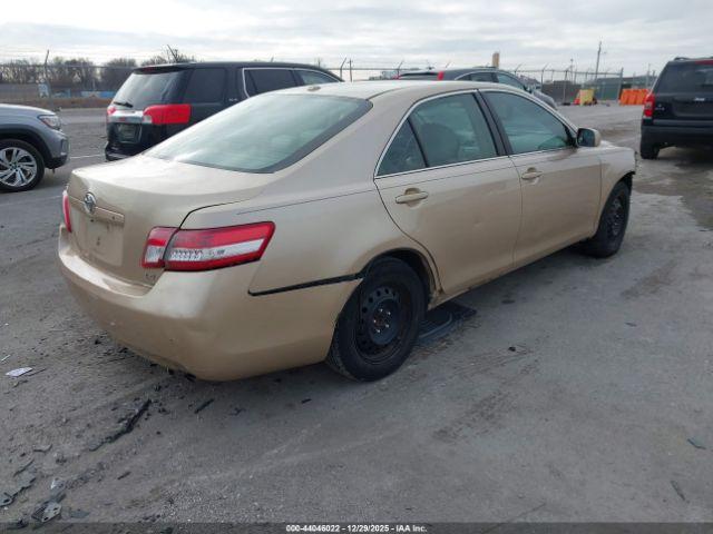 Toyota Camry Le Image 13