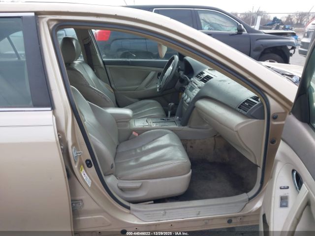 Toyota Camry Le Image 6