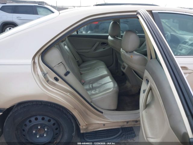 Toyota Camry Le Image 7