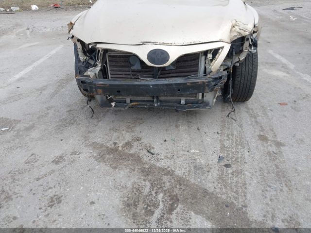 Toyota Camry Le Image 11