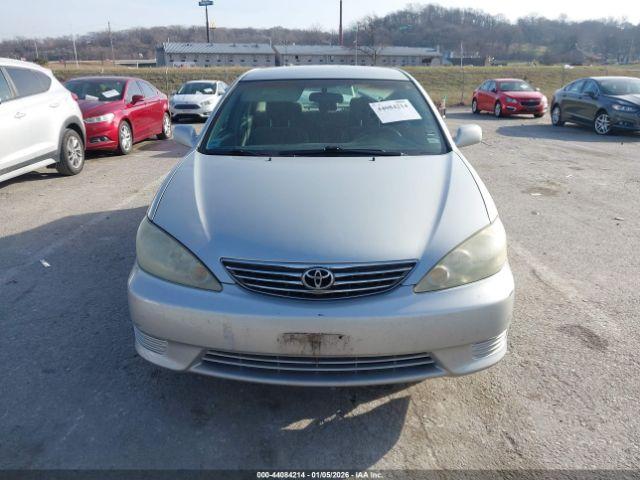 Toyota Camry Le Image 8