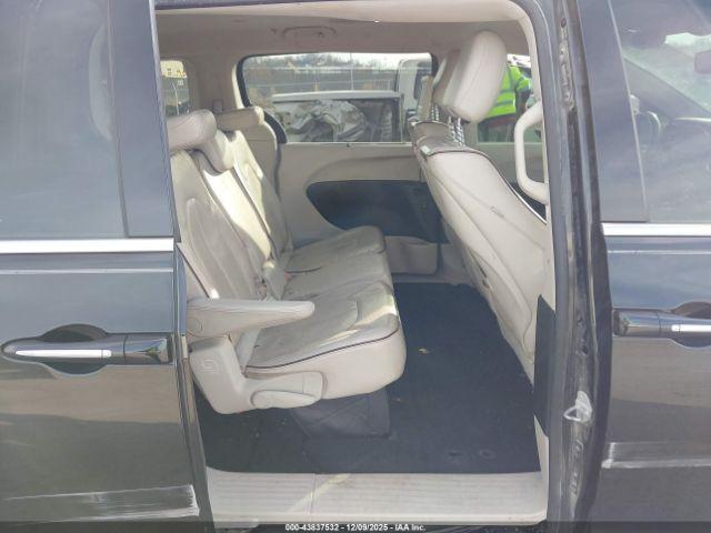 Chrysler Pacifica Limited Image 16