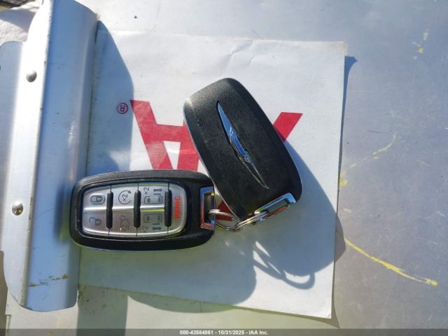 Chrysler Pacifica Touring-l Image 8