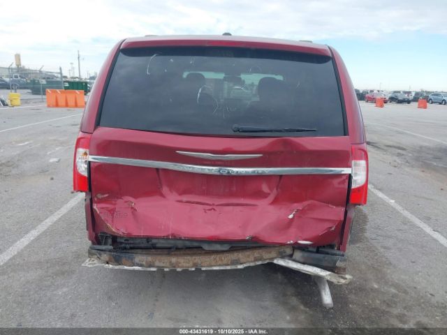 Chrysler Town & Country Touring Image 5