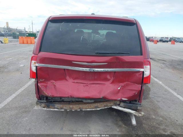 Chrysler Town & Country Touring Image 5